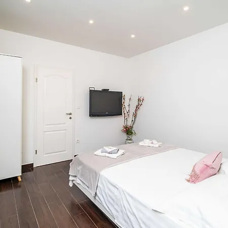 Dub - One-bedroom No 3 *