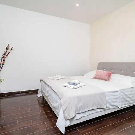 Апартаменты Dub - One-bedroom No 3 Дубровник